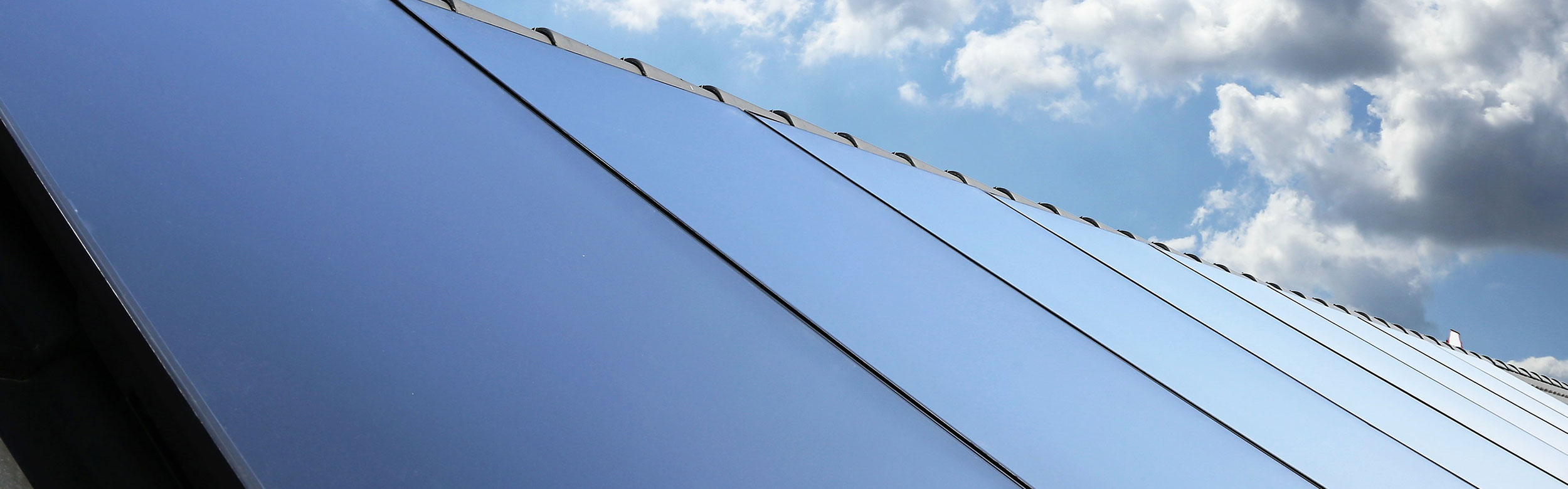 Photovoltaikanlage auf Hausdach fuer nachhaltige Stromversorgung