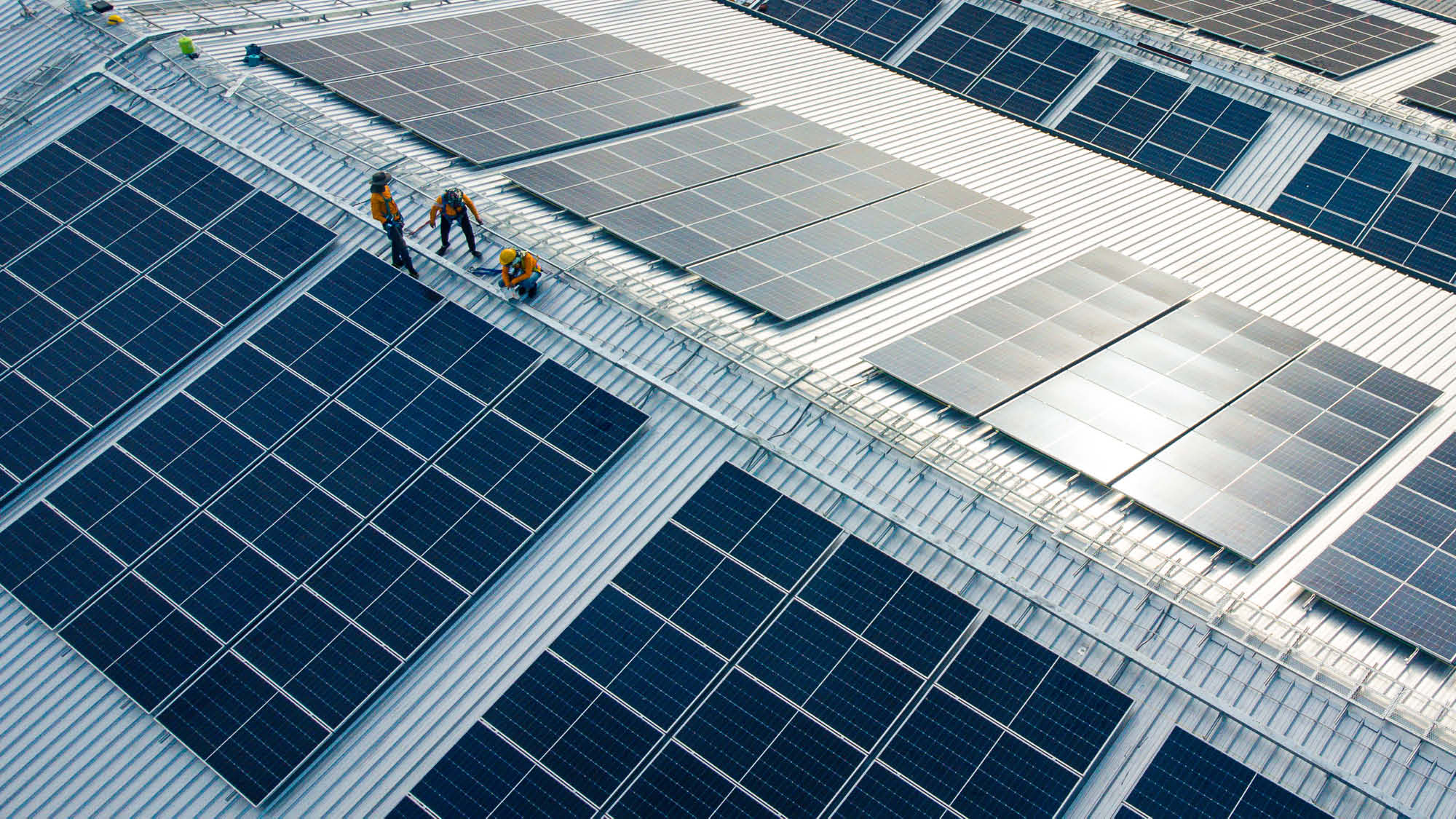 Solarmodule auf Dach eines Gewerbebetriebs